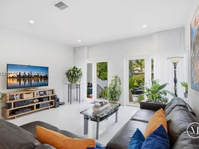 3-bedroom home for sale in Miami - 2931 SW 38th Ct 2 - MondialRealty