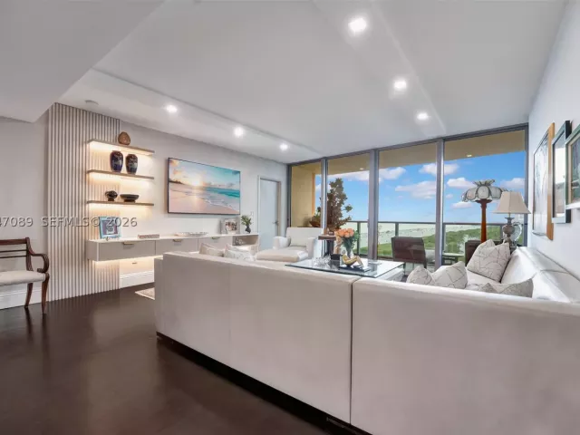 2-bedroom condo for sale in Miami Beach - 1455 Ocean Dr 904 - MondialRealty