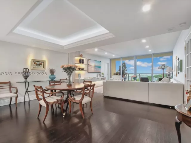 2-bedroom condo for sale in Miami Beach - 1455 Ocean Dr 904 - MondialRealty