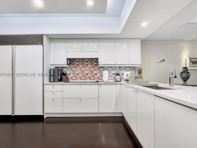2-bedroom condo for sale in Miami Beach - 1455 Ocean Dr 904 - MondialRealty