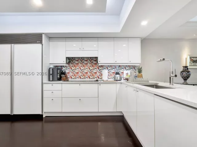 2-bedroom condo for sale in Miami Beach - 1455 Ocean Dr 904 - MondialRealty