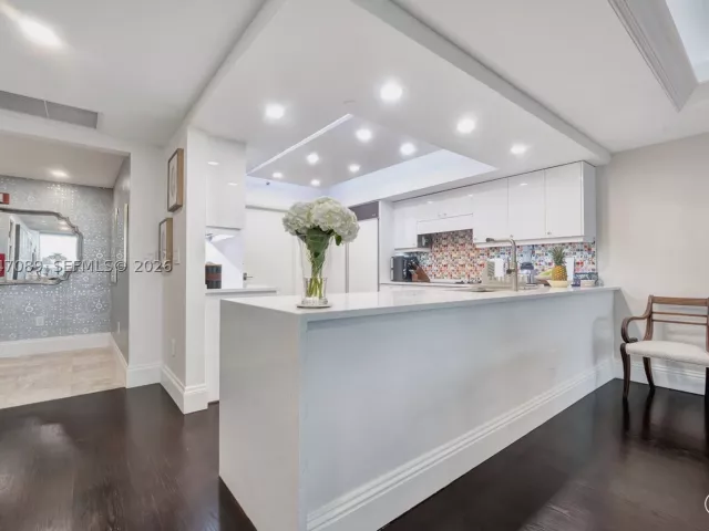 2-bedroom condo for sale in Miami Beach - 1455 Ocean Dr 904 - MondialRealty