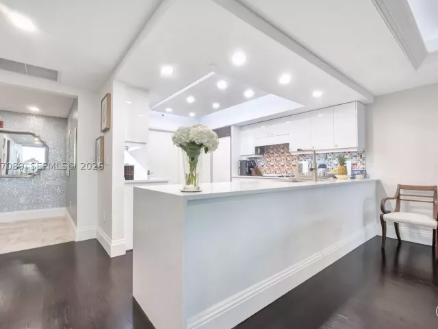 2-bedroom condo for sale in Miami Beach - 1455 Ocean Dr 904 - MondialRealty