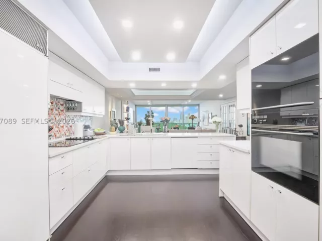 2-bedroom condo for sale in Miami Beach - 1455 Ocean Dr 904 - MondialRealty
