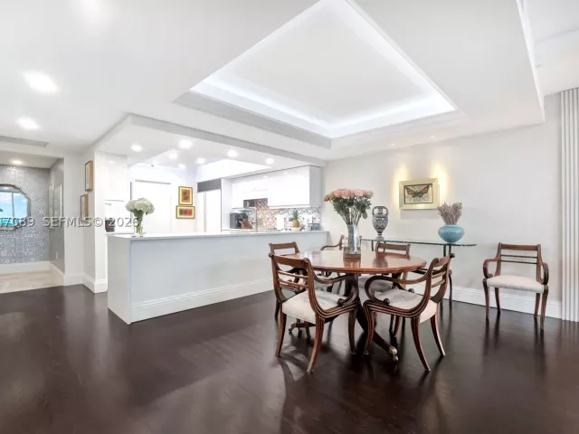 2-bedroom condo for sale in Miami Beach - 1455 Ocean Dr 904 - MondialRealty