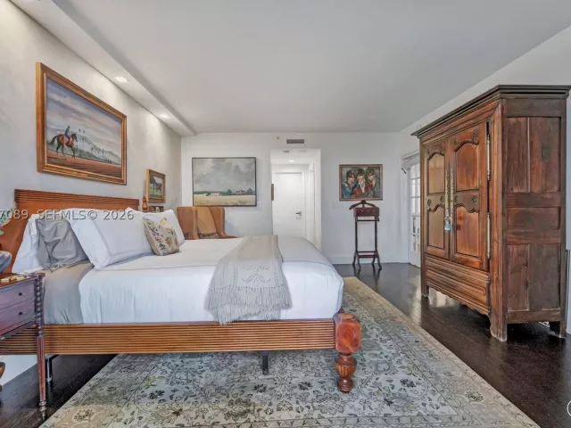2-bedroom condo for sale in Miami Beach - 1455 Ocean Dr 904 - MondialRealty