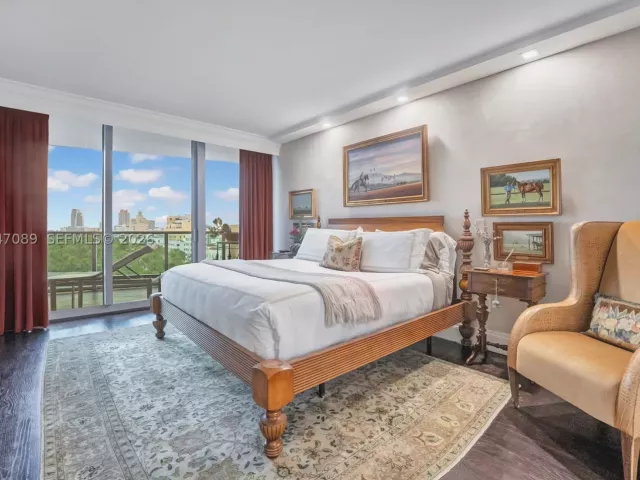2-bedroom condo for sale in Miami Beach - 1455 Ocean Dr 904 - MondialRealty