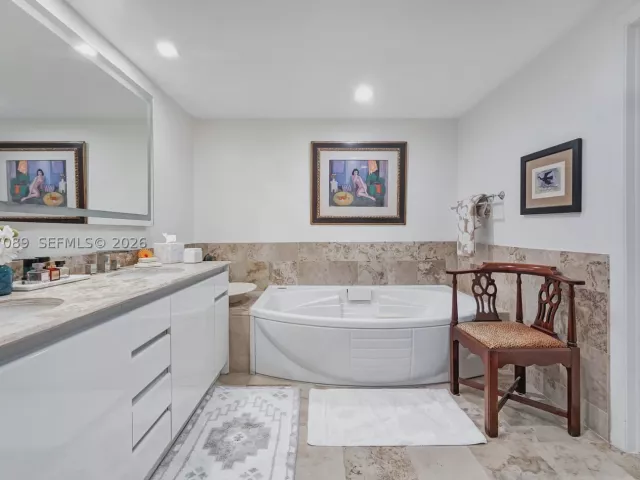 2-bedroom condo for sale in Miami Beach - 1455 Ocean Dr 904 - MondialRealty