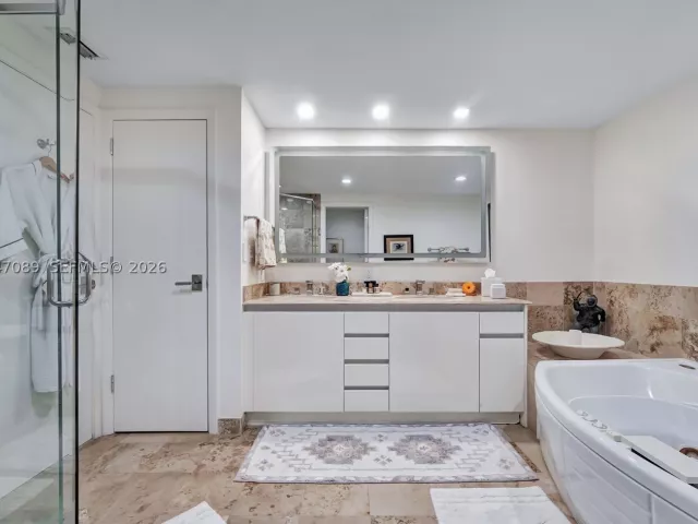 2-bedroom condo for sale in Miami Beach - 1455 Ocean Dr 904 - MondialRealty