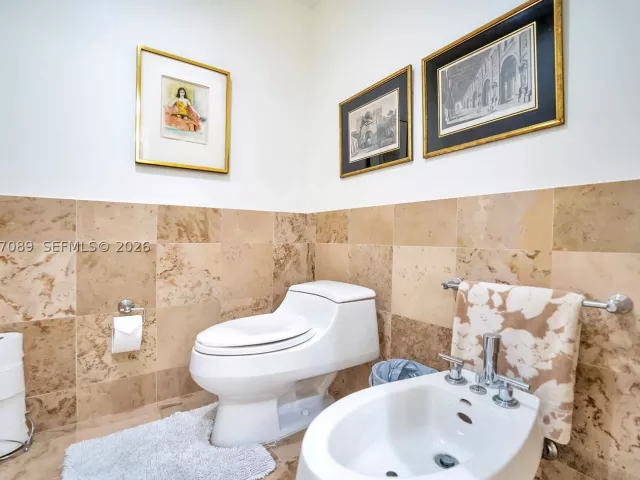 2-bedroom condo for sale in Miami Beach - 1455 Ocean Dr 904 - MondialRealty
