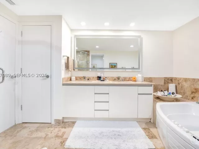 2-bedroom condo for sale in Miami Beach - 1455 Ocean Dr 904 - MondialRealty
