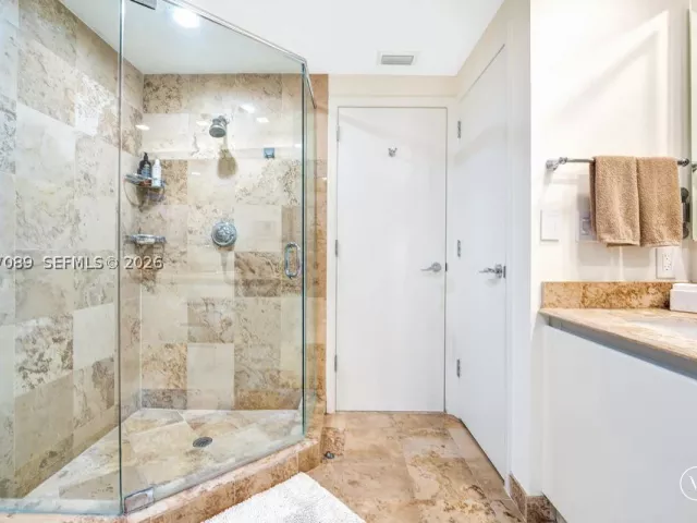 2-bedroom condo for sale in Miami Beach - 1455 Ocean Dr 904 - MondialRealty