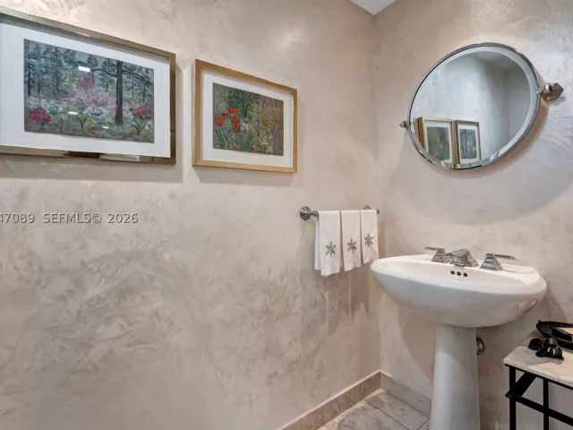 2-bedroom condo for sale in Miami Beach - 1455 Ocean Dr 904 - MondialRealty