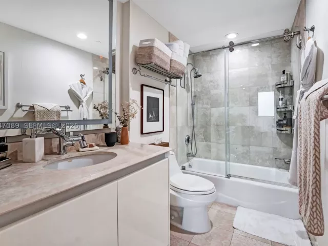 2-bedroom condo for sale in Miami Beach - 1455 Ocean Dr 904 - MondialRealty