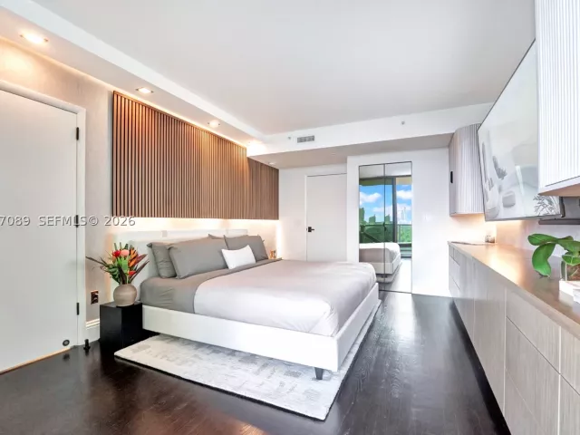 2-bedroom condo for sale in Miami Beach - 1455 Ocean Dr 904 - MondialRealty