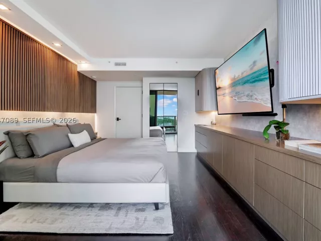 2-bedroom condo for sale in Miami Beach - 1455 Ocean Dr 904 - MondialRealty