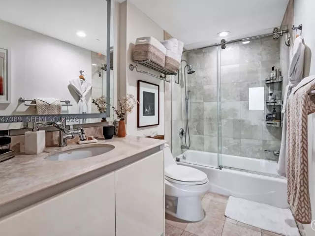 2-bedroom condo for sale in Miami Beach - 1455 Ocean Dr 904 - MondialRealty