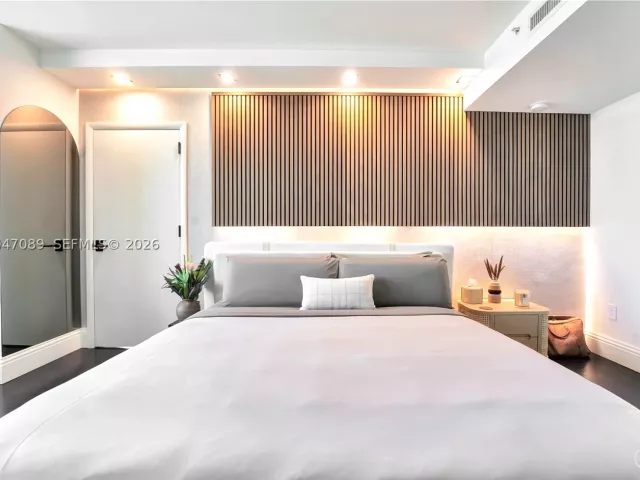 2-bedroom condo for sale in Miami Beach - 1455 Ocean Dr 904 - MondialRealty