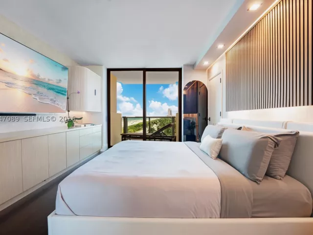 2-bedroom condo for sale in Miami Beach - 1455 Ocean Dr 904 - MondialRealty