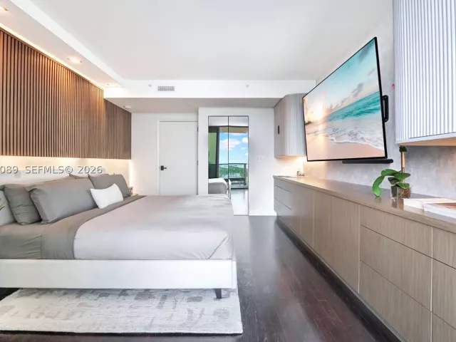 2-bedroom condo for sale in Miami Beach - 1455 Ocean Dr 904 - MondialRealty
