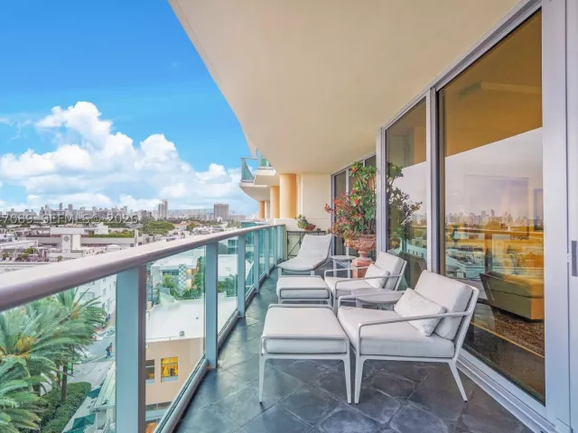 2-bedroom condo for sale in Miami Beach - 1455 Ocean Dr 904 - MondialRealty
