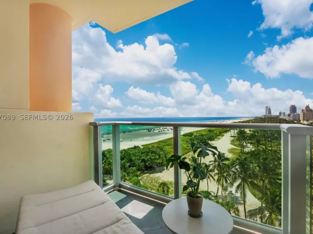 2-bedroom condo for sale in Miami Beach - 1455 Ocean Dr 904 - MondialRealty