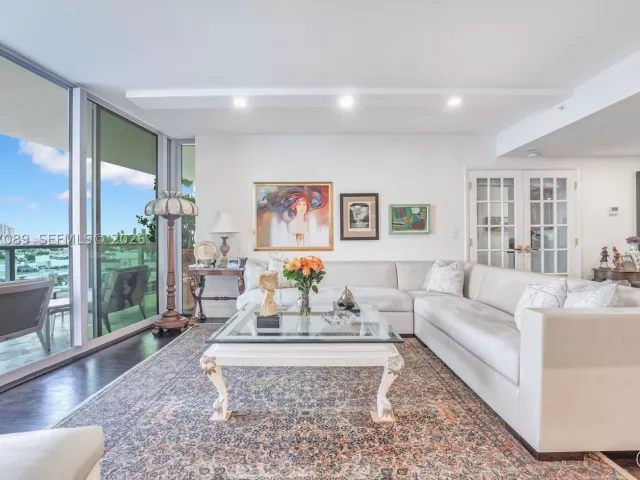 2-bedroom condo for sale in Miami Beach - 1455 Ocean Dr 904 - MondialRealty