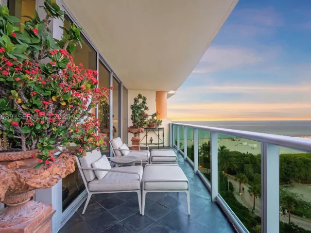 2-bedroom condo for sale in Miami Beach - 1455 Ocean Dr 904 - MondialRealty
