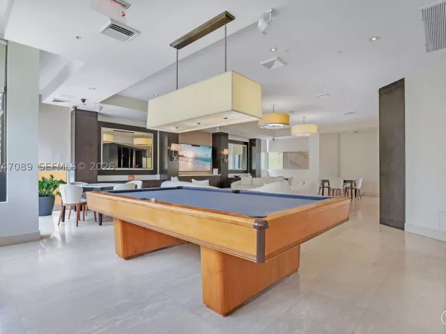 2-bedroom condo for sale in Miami Beach - 1455 Ocean Dr 904 - MondialRealty