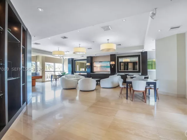 2-bedroom condo for sale in Miami Beach - 1455 Ocean Dr 904 - MondialRealty