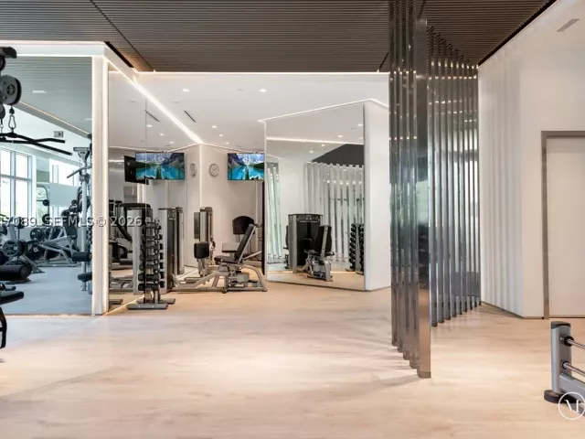 2-bedroom condo for sale in Miami Beach - 1455 Ocean Dr 904 - MondialRealty