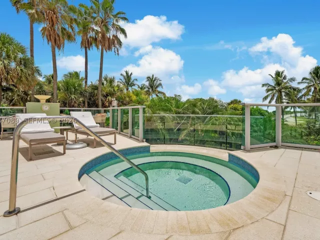 2-bedroom condo for sale in Miami Beach - 1455 Ocean Dr 904 - MondialRealty