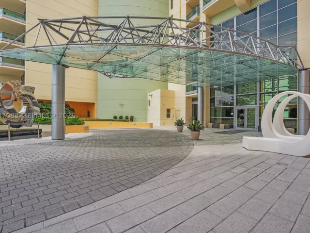 2-bedroom condo for sale in Miami Beach - 1455 Ocean Dr 904 - MondialRealty