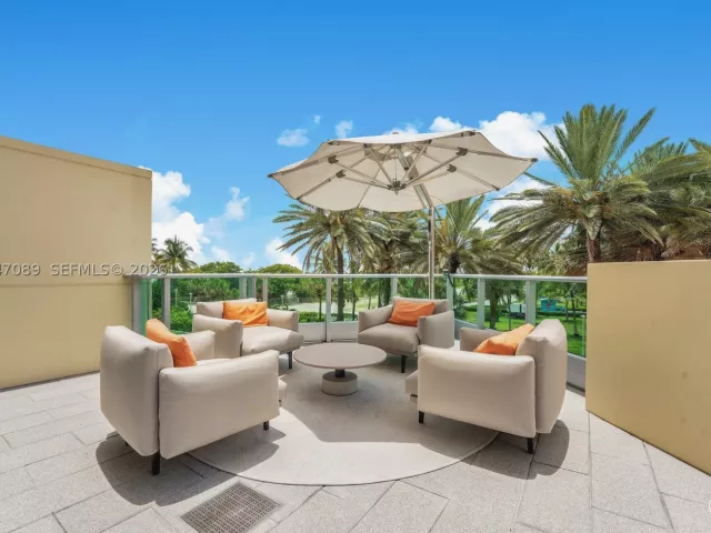 2-bedroom condo for sale in Miami Beach - 1455 Ocean Dr 904 - MondialRealty