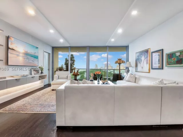 2-bedroom condo for sale in Miami Beach - 1455 Ocean Dr 904 - MondialRealty
