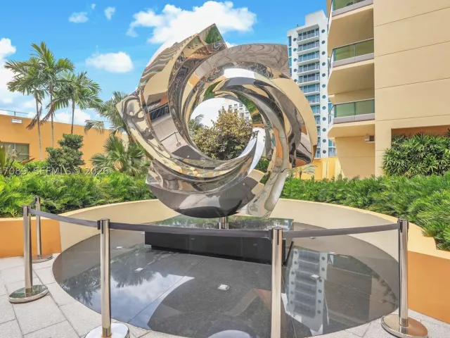 2-bedroom condo for sale in Miami Beach - 1455 Ocean Dr 904 - MondialRealty