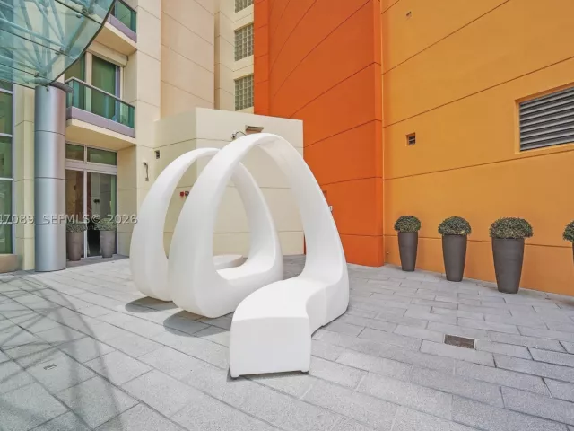 2-bedroom condo for sale in Miami Beach - 1455 Ocean Dr 904 - MondialRealty
