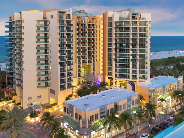 2-bedroom condo for sale in Miami Beach - 1455 Ocean Dr 904 - MondialRealty