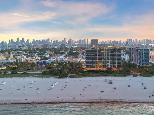 2-bedroom condo for sale in Miami Beach - 1455 Ocean Dr 904 - MondialRealty