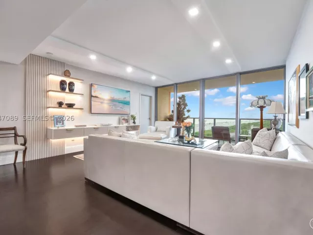 2-bedroom condo for sale in Miami Beach - 1455 Ocean Dr 904 - MondialRealty