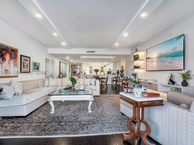 2-bedroom condo for sale in Miami Beach - 1455 Ocean Dr 904 - MondialRealty