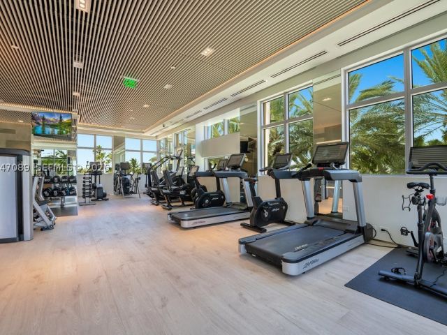 2-bedroom condo for sale in Miami Beach - 1455 Ocean Dr 904 - MondialRealty