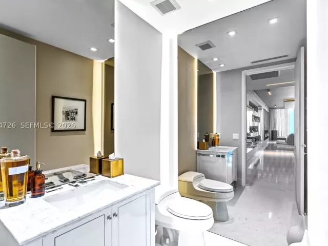 4-bedroom condo for rent in Surfside - 9349 Collins Ave 605 - MondialRealty