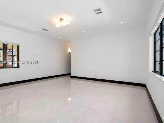 4-bedroom home for rent in Coral Gables - 519 Alhambra Cir - MondialRealty