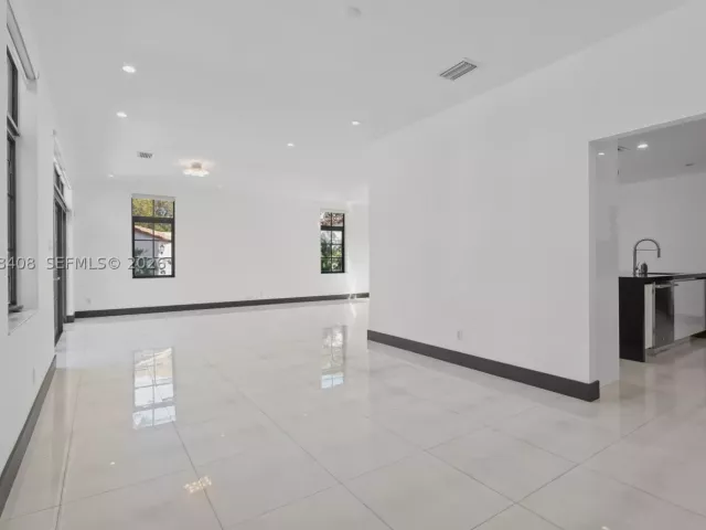 4-bedroom home for rent in Coral Gables - 519 Alhambra Cir - MondialRealty