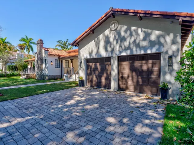 4-bedroom home for rent in Coral Gables - 519 Alhambra Cir - MondialRealty