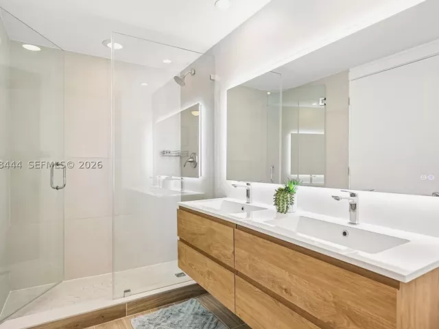 3-bedroom condo for rent in Miami - 350 S Miami Ave 1902 - MondialRealty