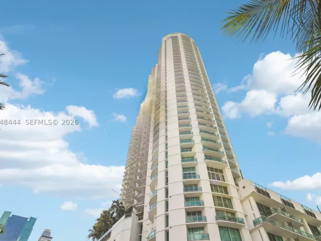 3-bedroom condo for rent in Miami - 350 S Miami Ave 1902 - MondialRealty