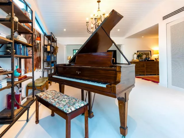 5-bedroom home for rent in Miami Beach - 255 PALM AVENUE - MondialRealty