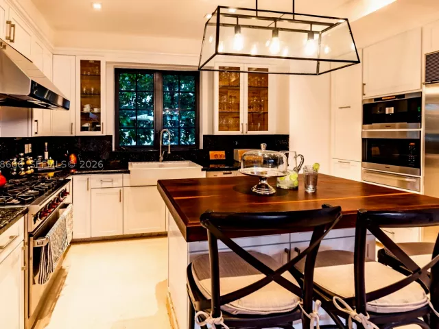 5-bedroom home for rent in Miami Beach - 255 PALM AVENUE - MondialRealty